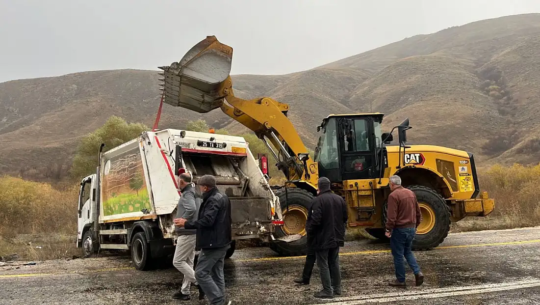Erzurum'da belediyenin çöp kamyoneti kaza yaptı, sürücü yaralandı