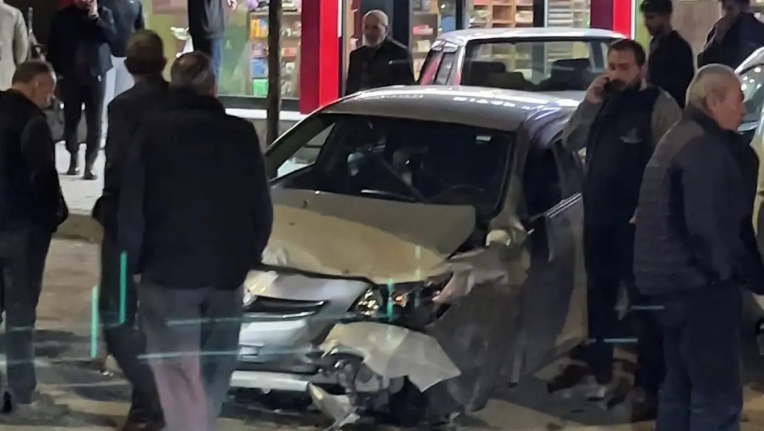 Erzurum’da direksiyonu kilitlenen otomobil 2 araca çarptı: 1 yaralı