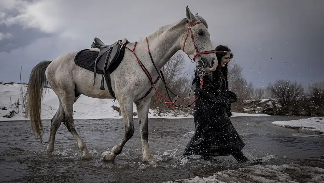 Erzurum'da karla kaplı arazide atlı safari keyfi