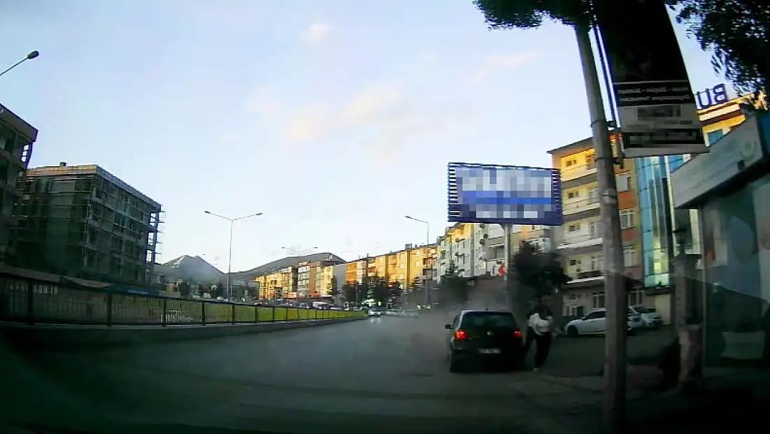 Erzurum’da saniyelerle gelen kurtuluş! Savrulan araç iki genç kıza çarpmaktan son anda kurtuldu