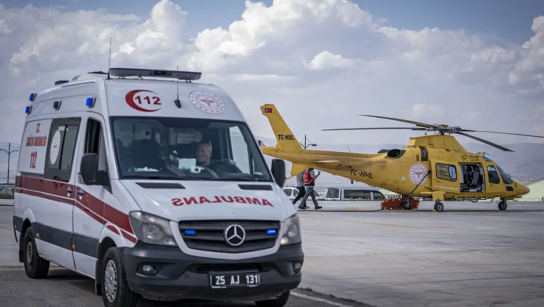 Erzurum’da traktörün altında kalan 19 yaşındaki genç helikopterle hastaneye sevk edildi