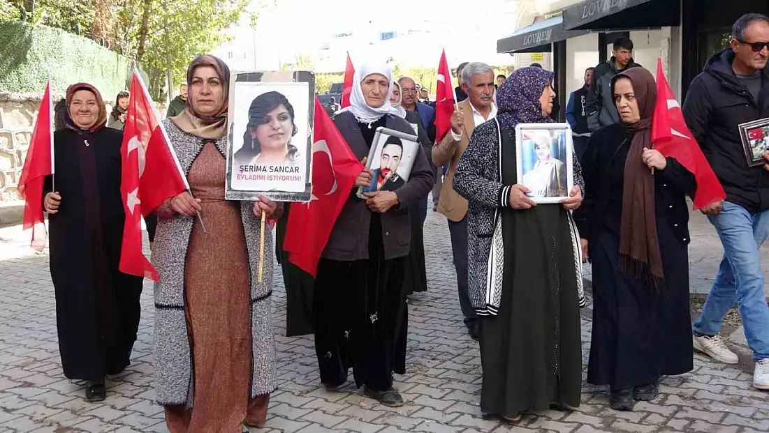 Evlat nöbeti 111 haftasında; aileler, terörsüz Türkiye için dualar eşliğinde yürüdü