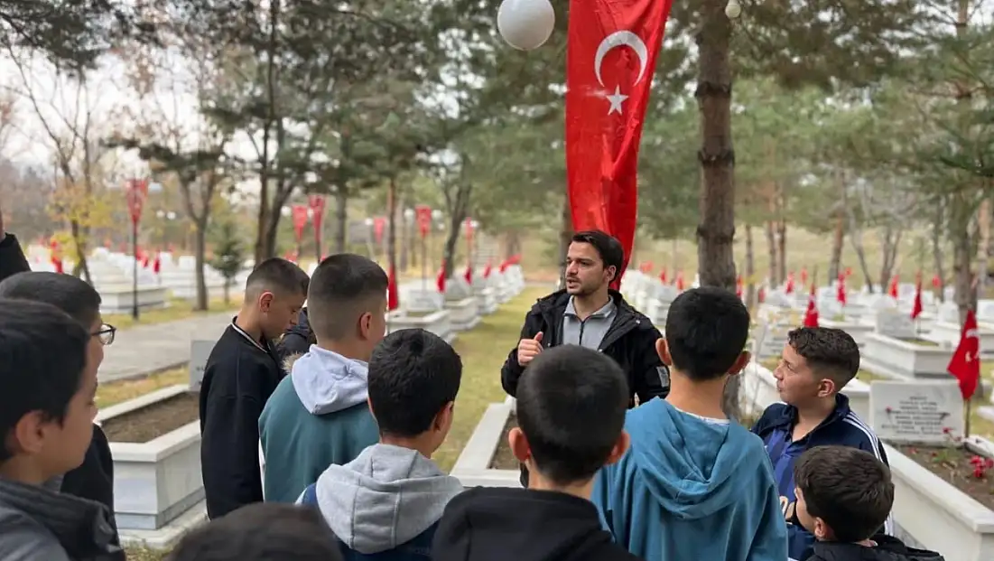 Gençler Tarihin İzinde Ecdada Vefa Etkinliğinde Tarihi Gezdi