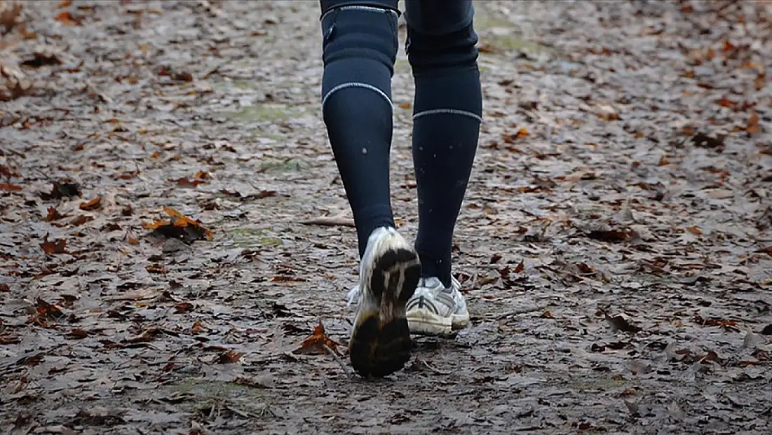 Günlük adım sayısına uzun yürüyüşle ulaşmak daha sağlıklı olabilir