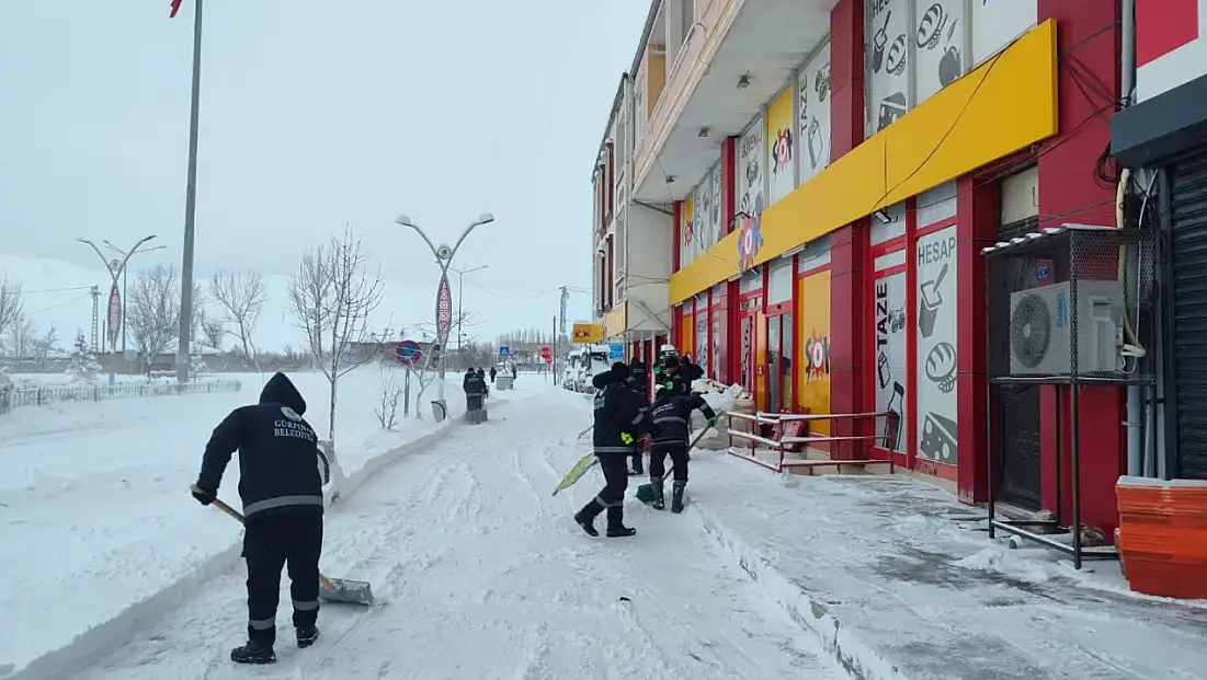 Gürpınar’da Karla Mücadele Çalışmaları Aralıksız Sürüyor