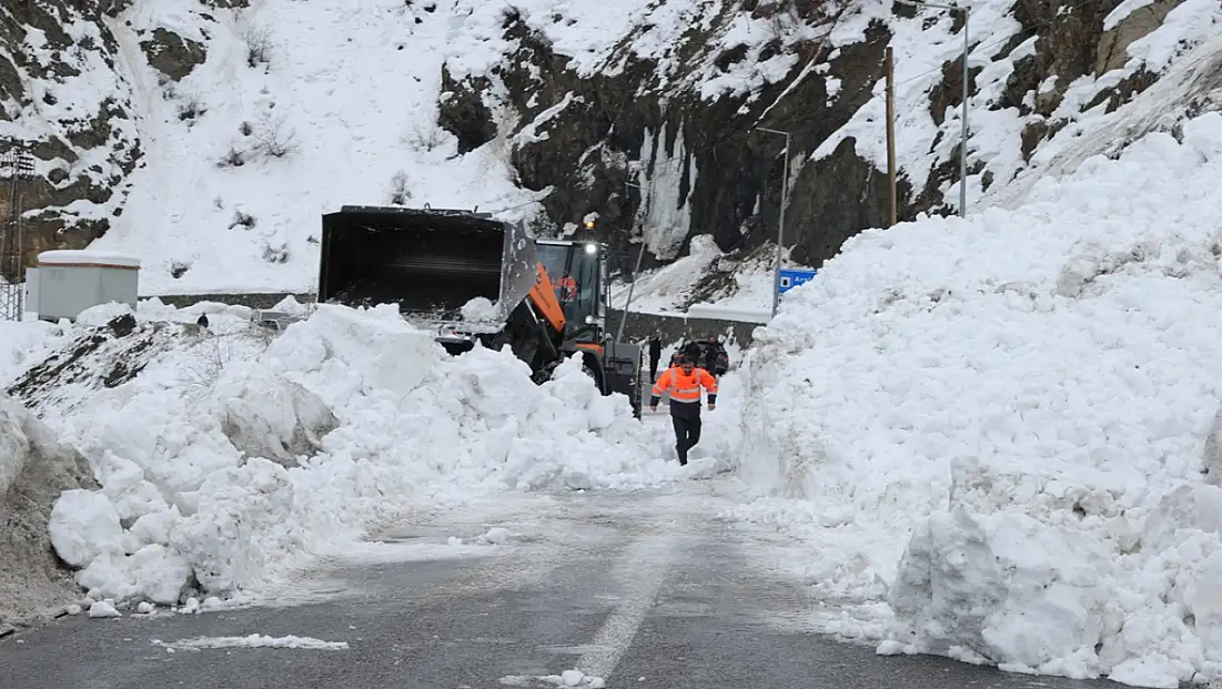 Hakkari-Van kara yolunda çığ tehlikesi atlatıldı