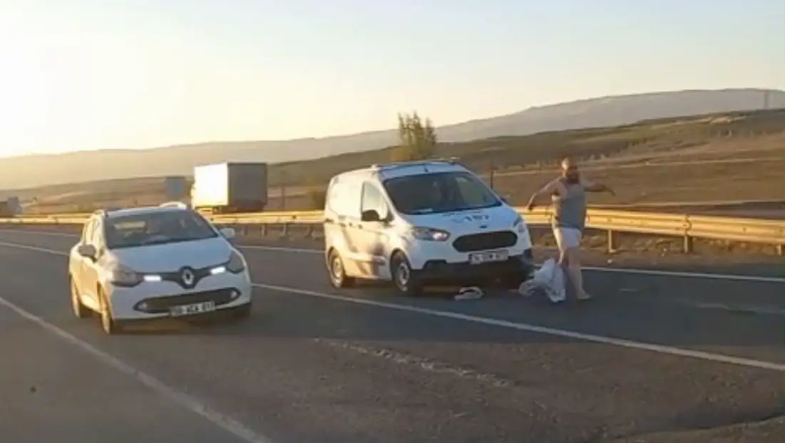 Horasan'da Kırmızı Işıkta Şok Anlar: Sürücüler Şahısla Karşılaştı, Polis Müdahale Etti