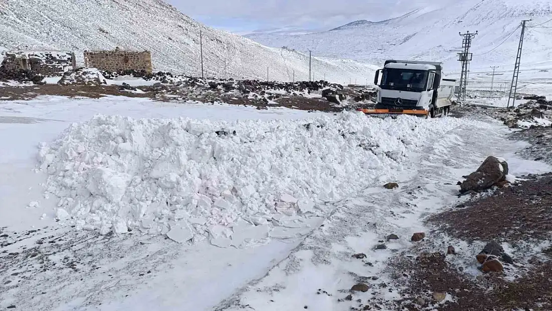 Iğdır’da köy yolları açılmaya devam ediyor