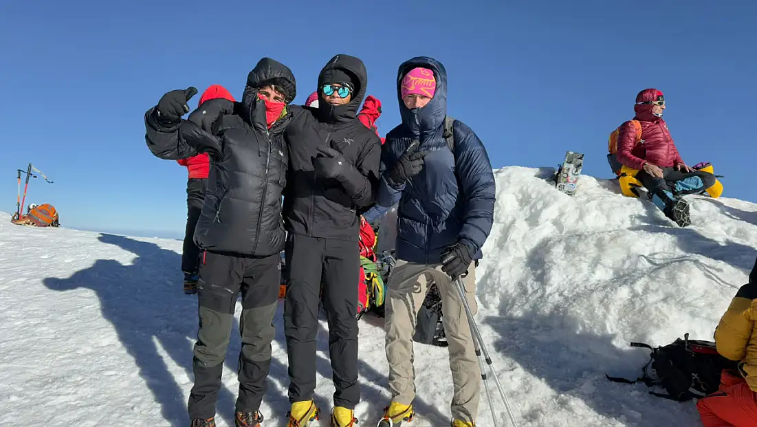 İrlandalı dağcılar Ağrı Dağı'nın zirvesine ulaştı