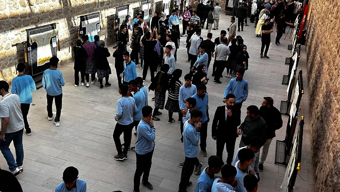 İshak Paşa Sarayı’nda dualı gömlekler sergisi yoğun ilgi gördü