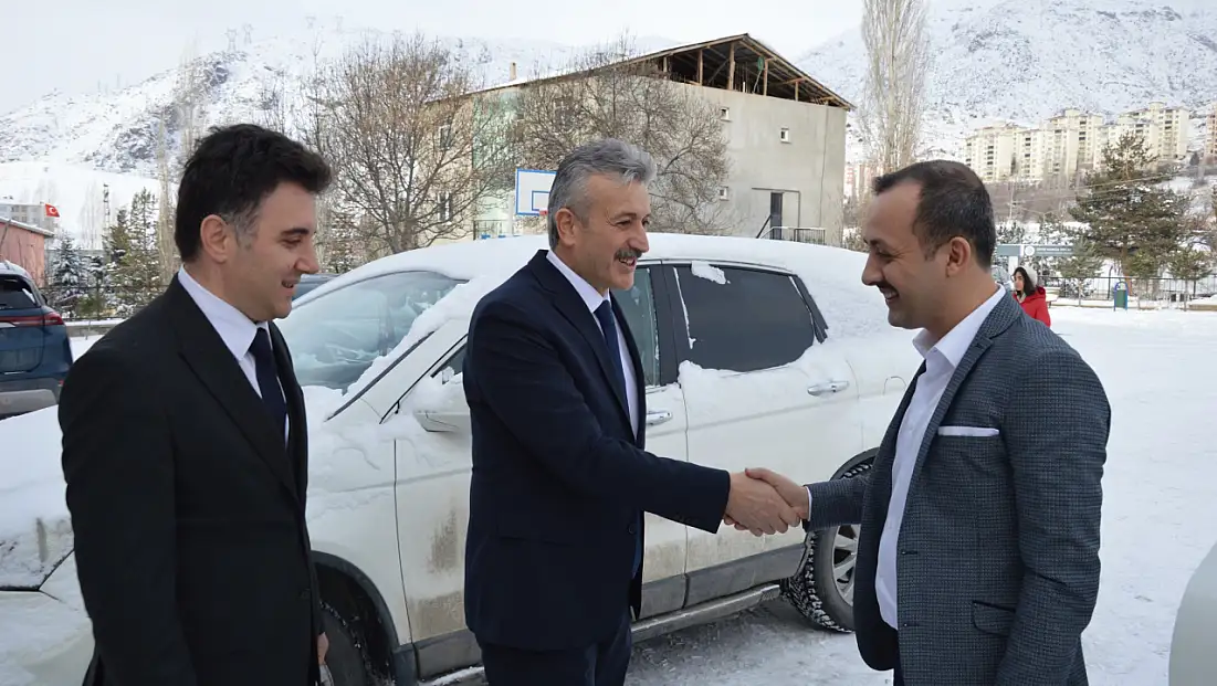 İspir Kaymakamı Ahmet Salih Poçanoğlu Öğrencilerin Karne Sevincine Ortak Oldu