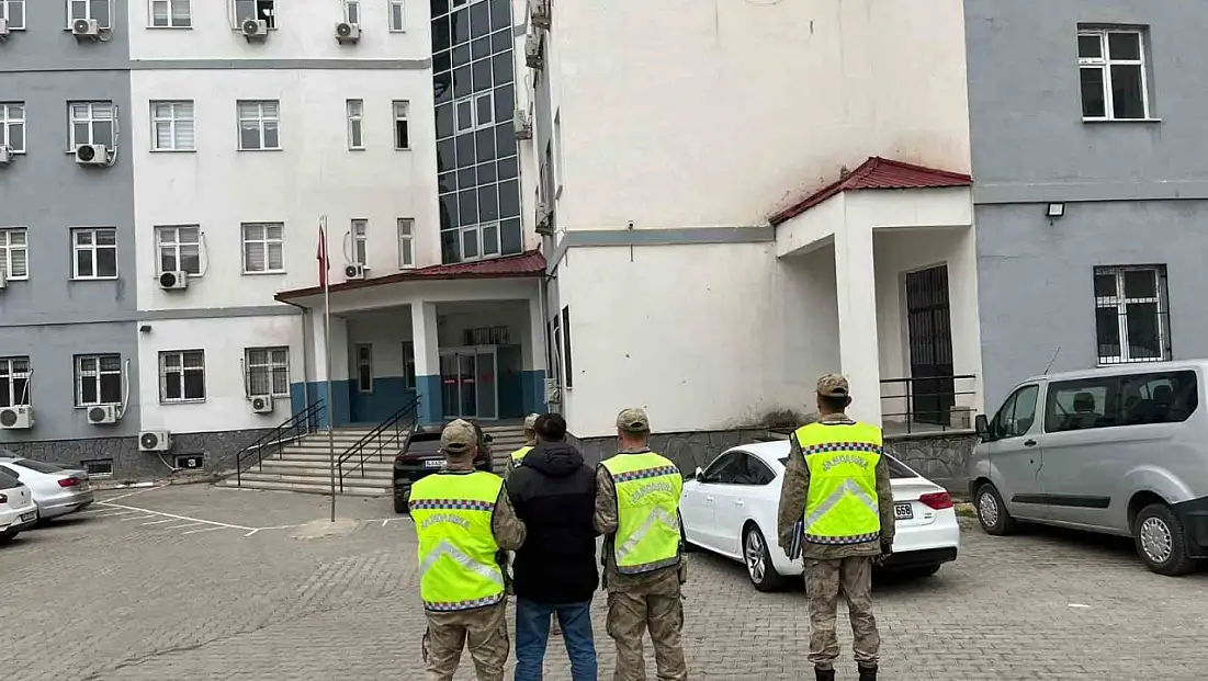 Jandarmadan devriye sırasında aranan hükümlü yakalandı, cezaevine gönderildi