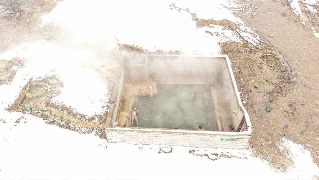 Kar yağarken termal havuza giriyorlar