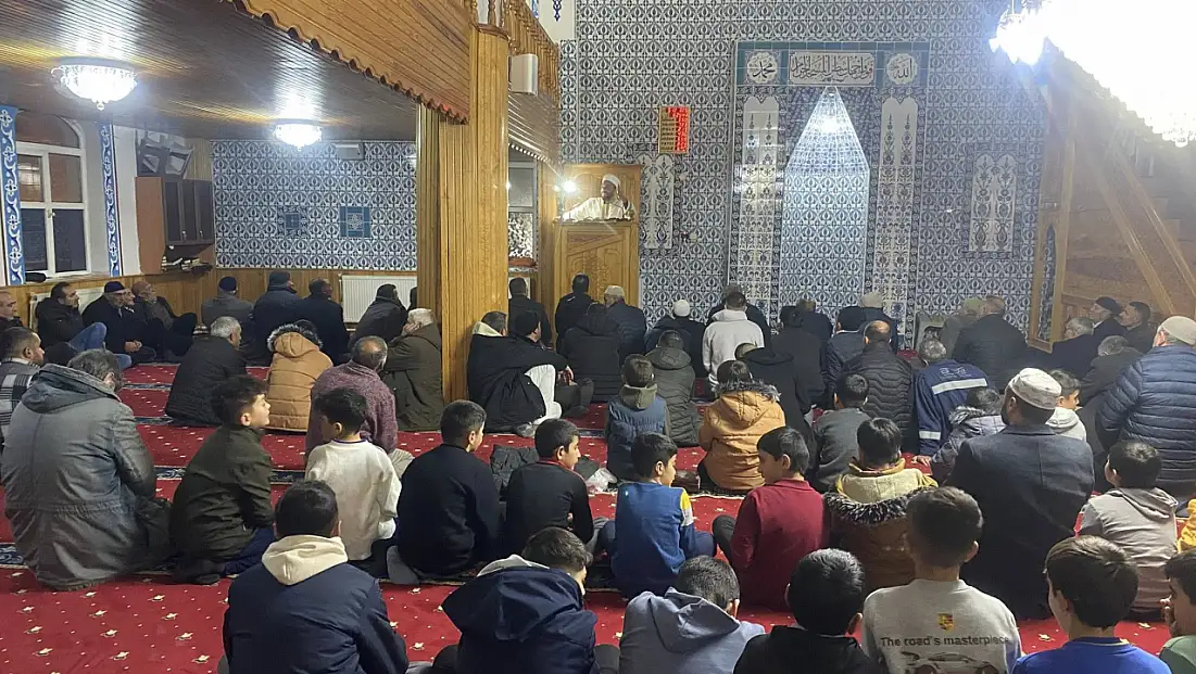 Karayazı Merkez Yeni Camii’nde Üç Aylar ve Regaip Kandili Programı Düzenlendi