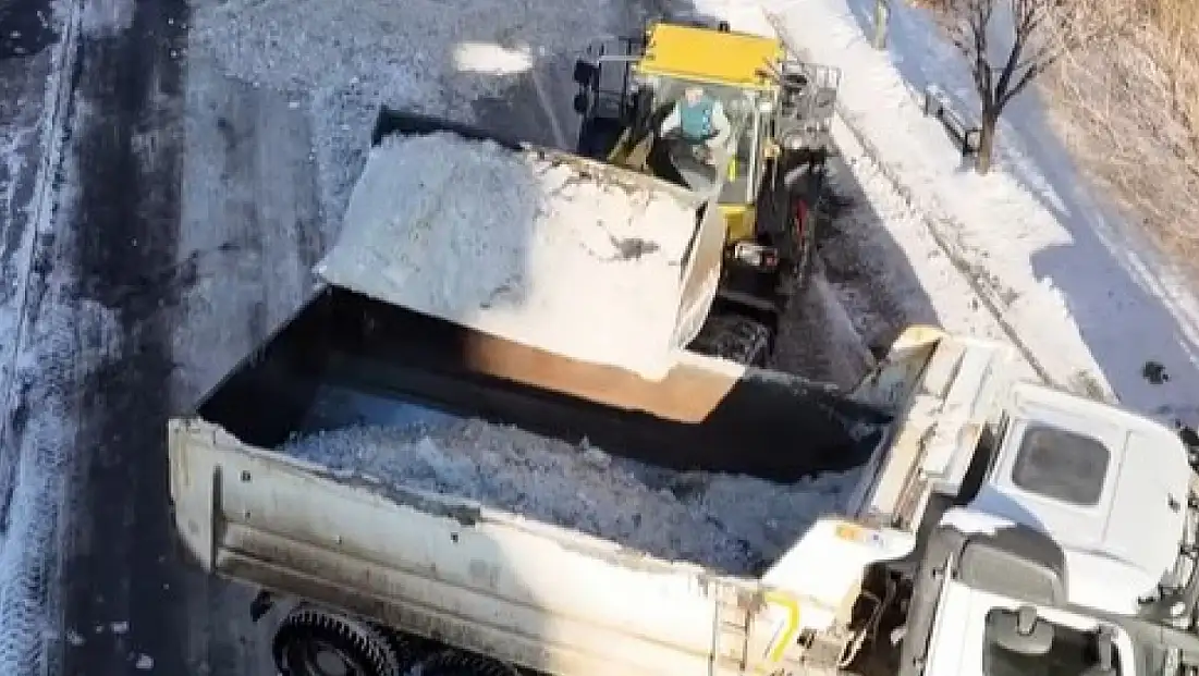 Kars Faikbey Caddesi’nde Kar Küreme ve Yol Temizlik Çalışmaları Tamamlandı
