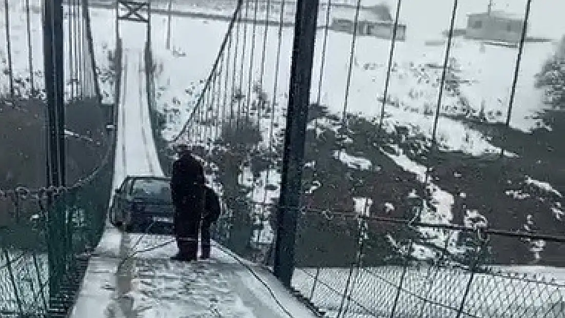 Kars’ta asma köprüde yürekler ağza geldi