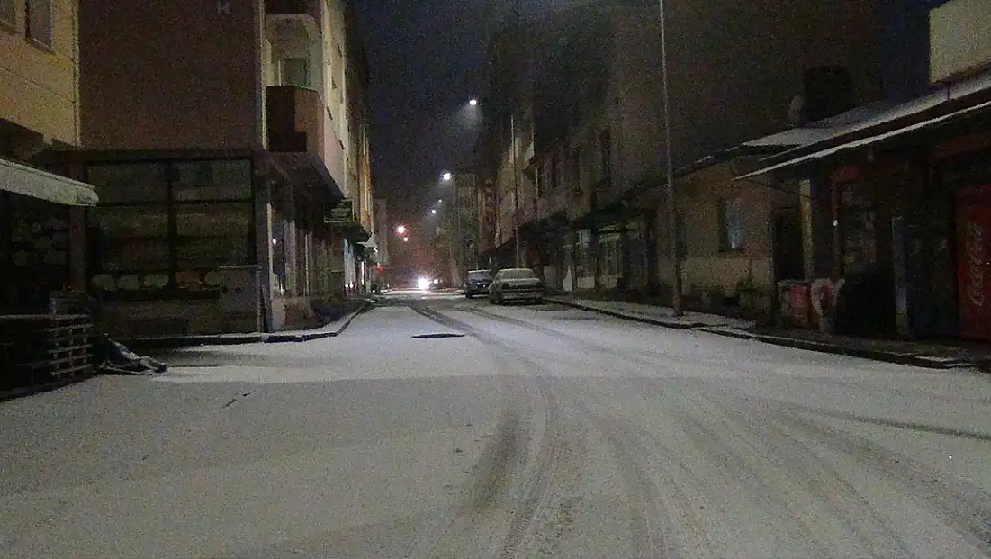 Kars'ta beklenen kar yağışı şehri beyaz örtüyle kapladı, sıcaklık sıfırın altında 10 dereceye düştü