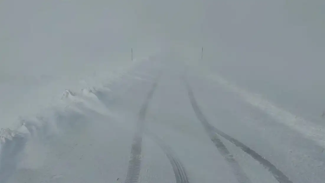 Kars’ta gece yarısı tipi Kağızman-Ağrı kara yolunu ulaşıma kapadı