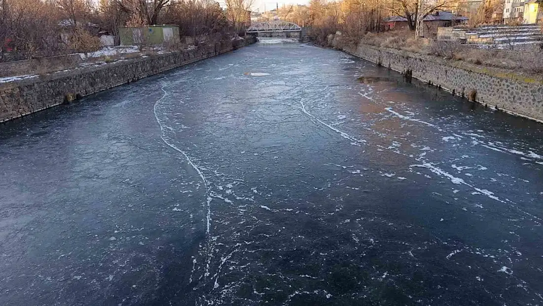 Kars'ta Hava Eksi 15 Derece, Kars Çayı Bir Günde Dondu