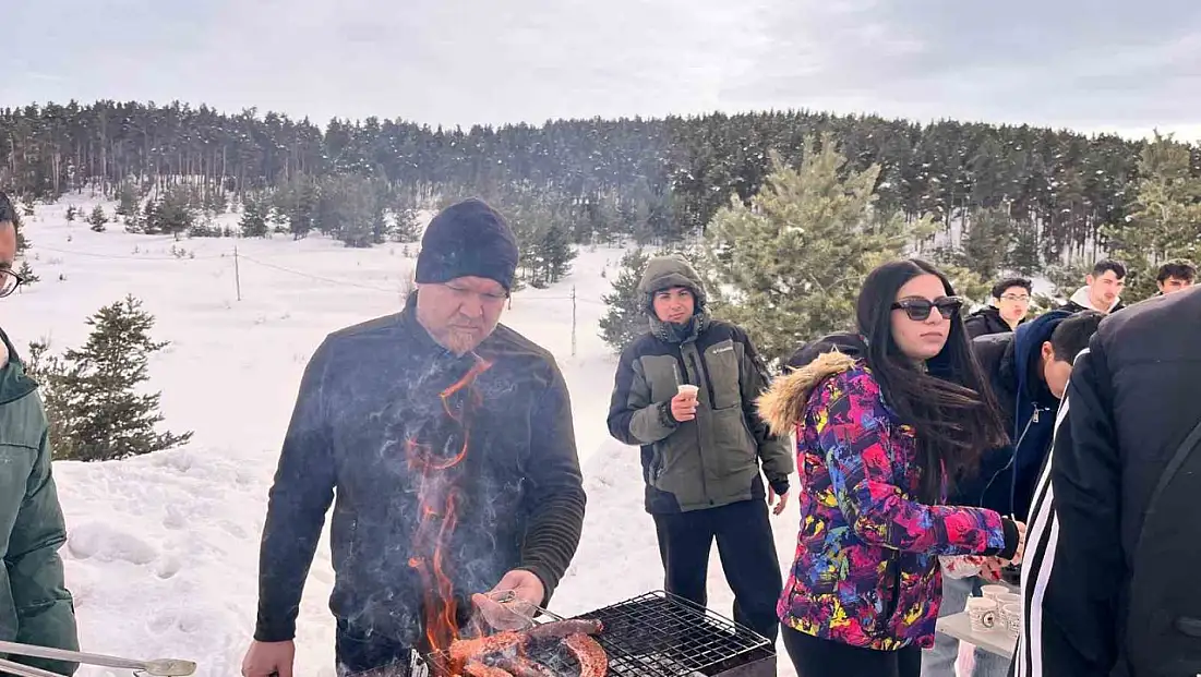 Kars’ta polis ve öğrenciler kar üstünde buluştu