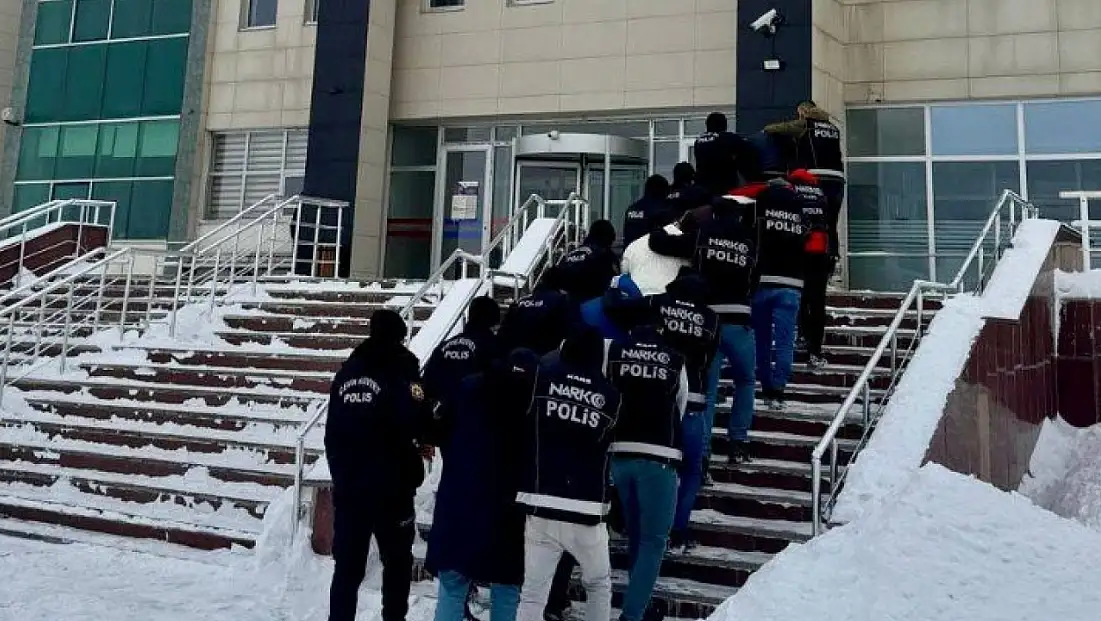 Kars’ta Sokak Satıcılarına Yönelik Operasyon: 5 Tutuklama