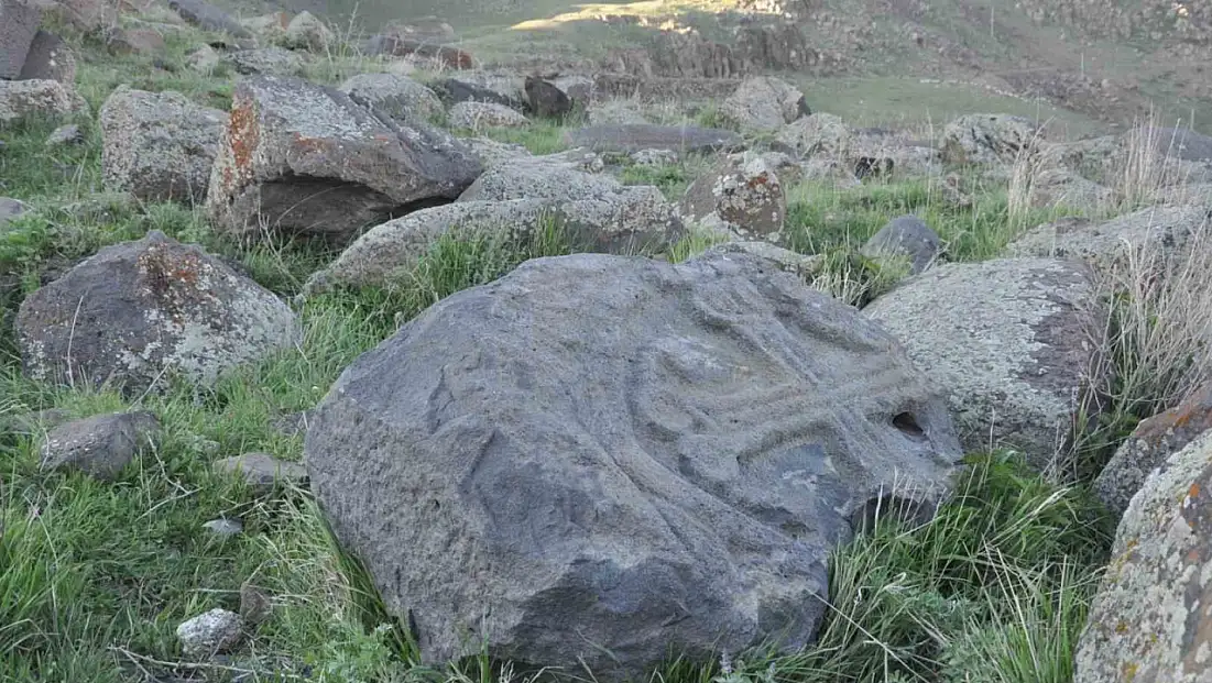 Kars’ta Tarihi Haçlı Mezar Taşları Göz Kamaştırıyor!