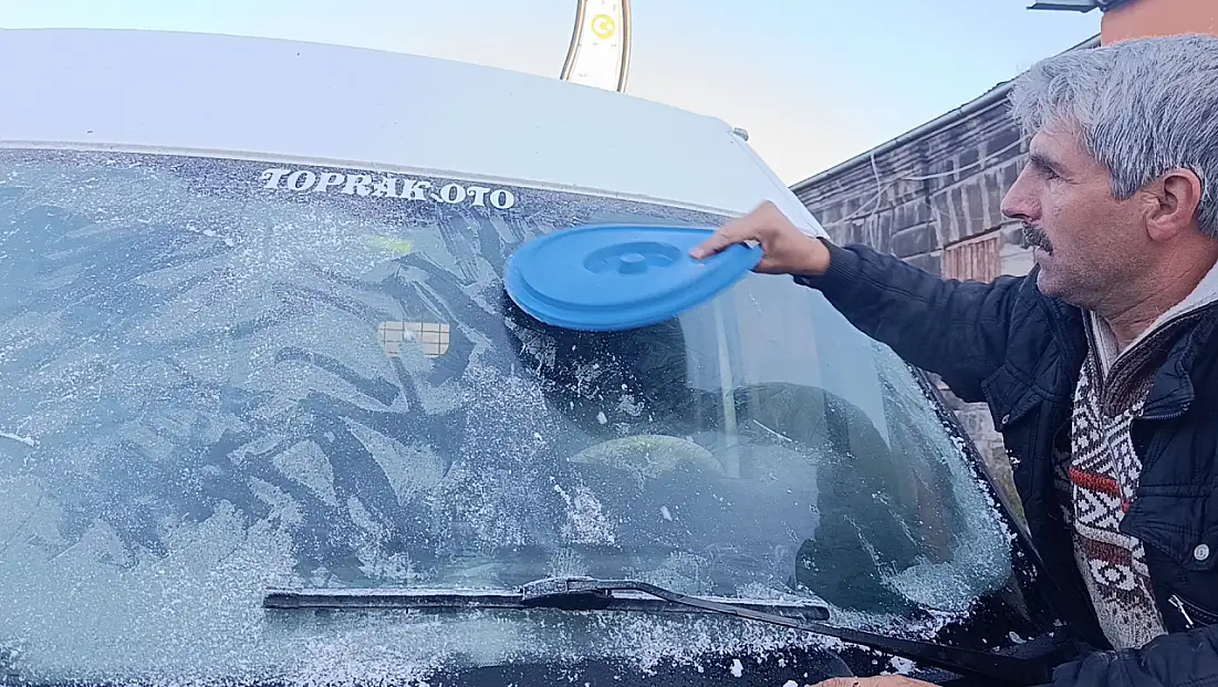 Kars’ta termometreler eksi 6’yı gördü, araç camları buz tuttu