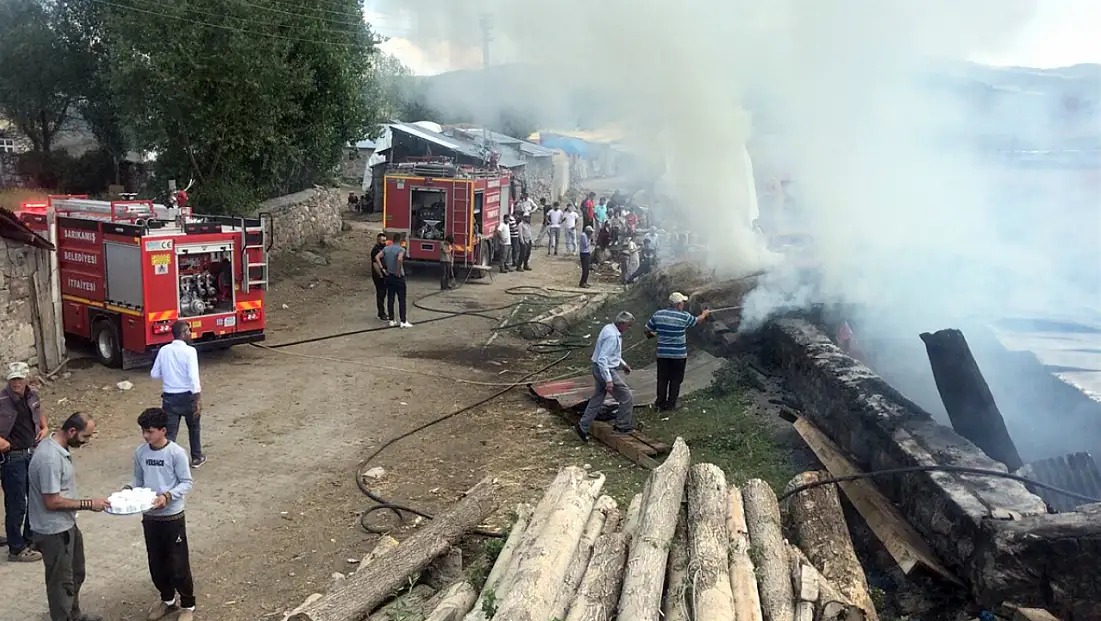 Kars’ta yangın felaketi: 3 ev, 3 samanlık ve 2 ahır kullanılamaz hale geldi