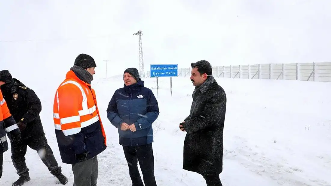 Kars Valisi Ziya Polat Sakaltutan Geçidi’nde Karla Mücadele Çalışmaları Yerinde İnceledi