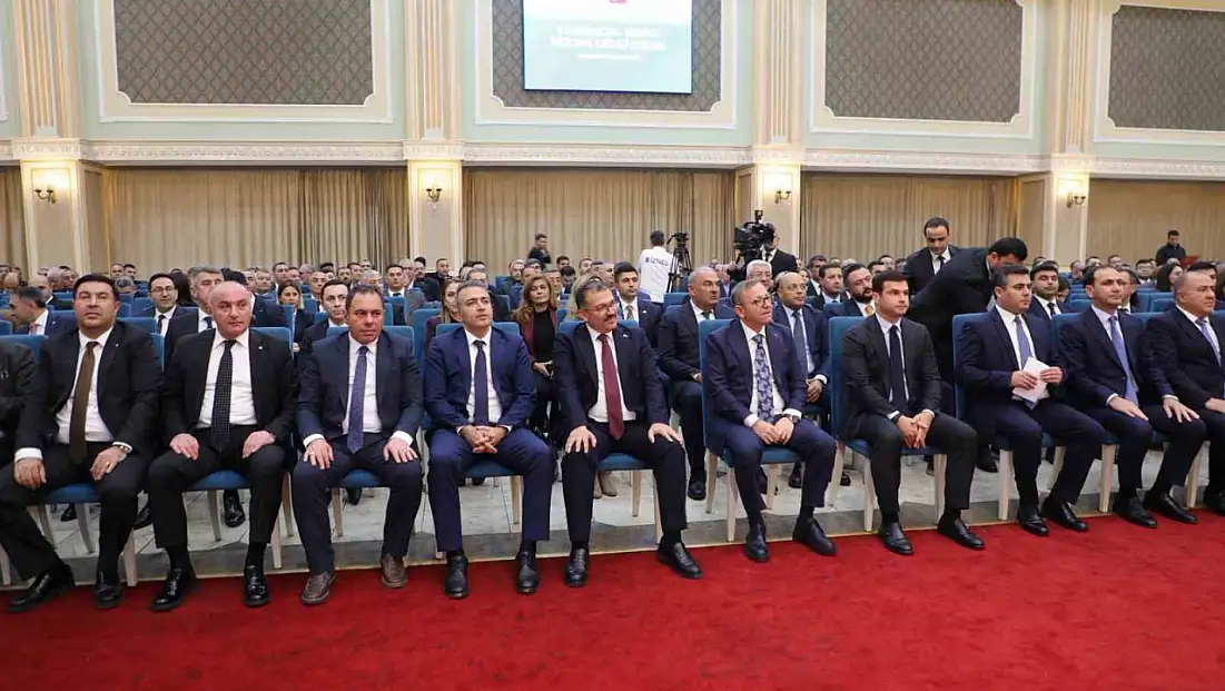 Karslı iş insanları Nahçıvan'da ekonomik iş birliği için forum düzenledi