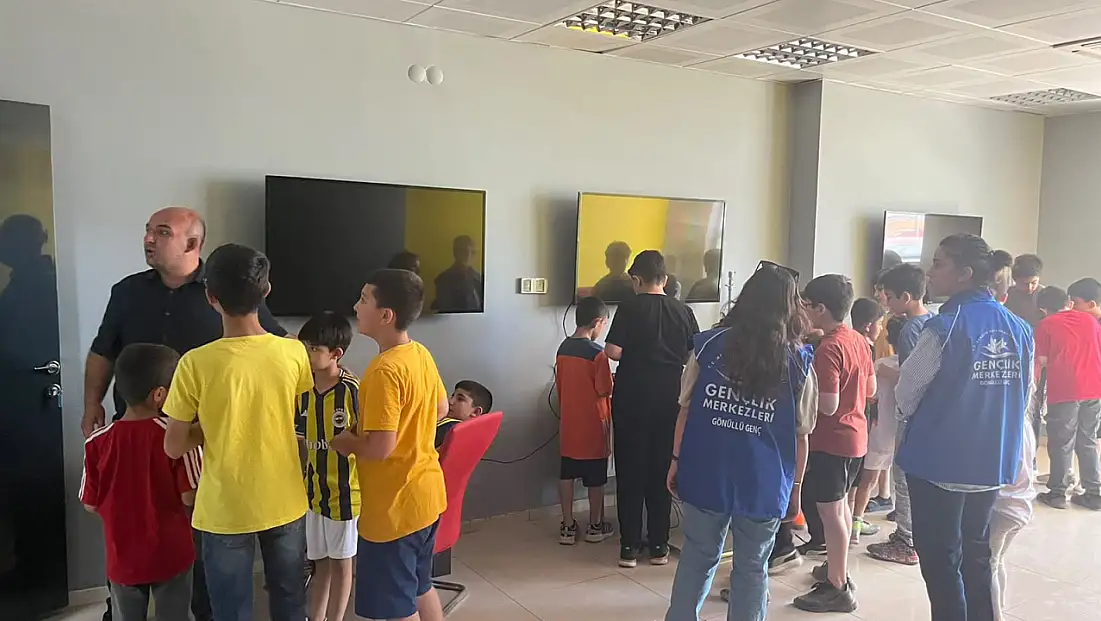 Kur'an kursu öğrencileri Gençlik Merkezi'ni keşfetti