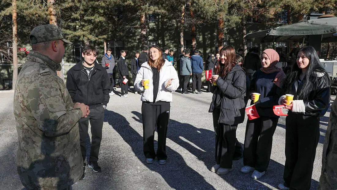 Mehmetçik ile Bir Gün Projesi Kapsamında Öğrencilerden 109. Topçu Birliği’ne Ziyaret