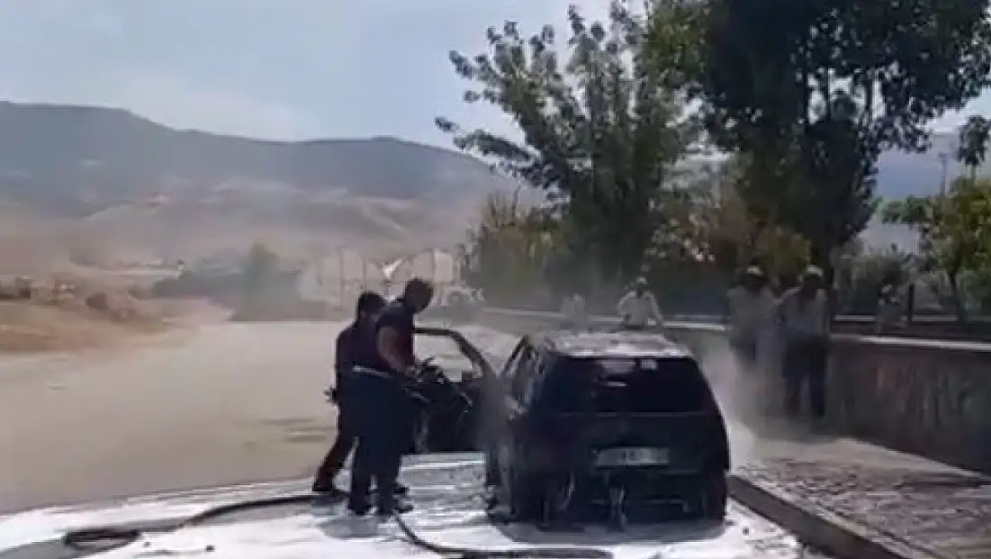 Muş-Bitlis karayolunda park halindeki otomobil yandı, can kaybı yok!