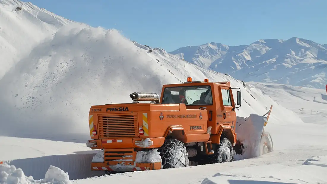 Muş- Kulp kara yolunda karla mücadele devam ediyor