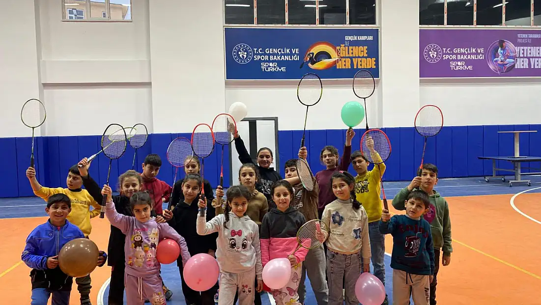 Muş Malazgirt’te Gençler Badmintonla Hareket Ediyor
