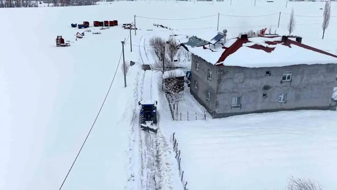 Muş’ta gönüllü kar mesaisi: Muhtar 7 yıldır köy yollarını traktörüyle açıyor