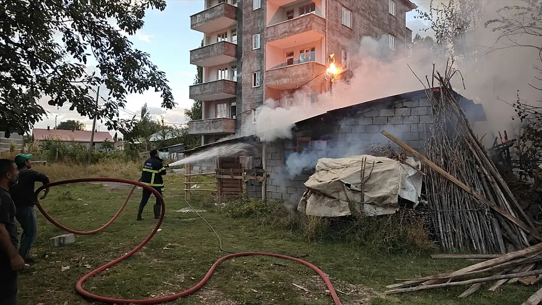 Muş’ta tandır evinde yangın: Alevler elektrik direğine sıçradı