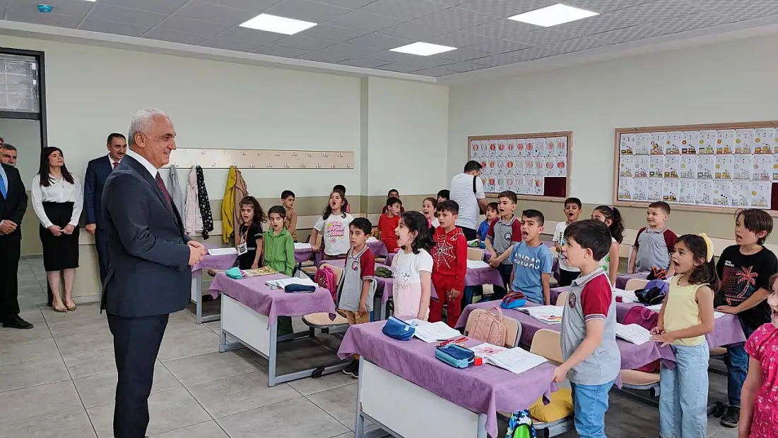 Muş Valisi, Fatih İlkokulu'nda öğrencilere ve öğretmenlere moral verdi