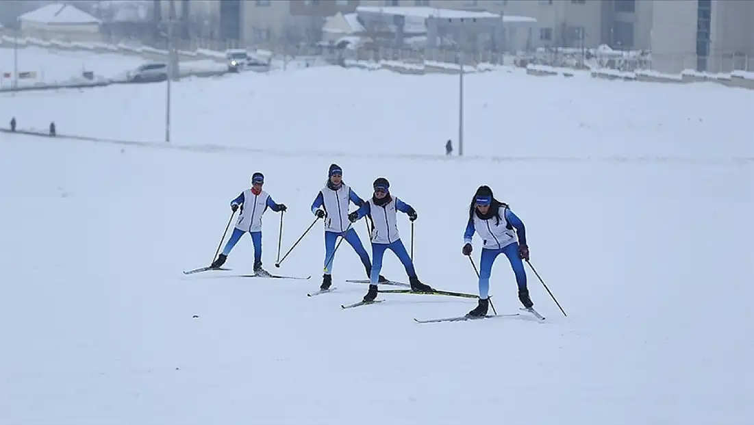 Muşlu kayakçılar, dondurucu soğukta şampiyonluk için hazırlık yapıyor