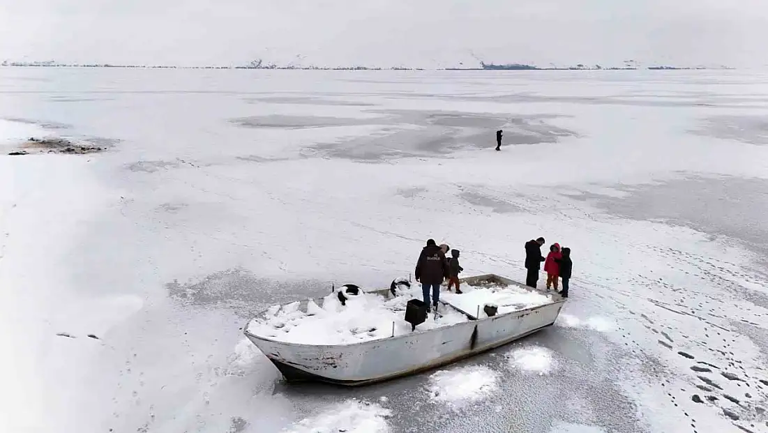 Nazik Gölü buz pistine döndü