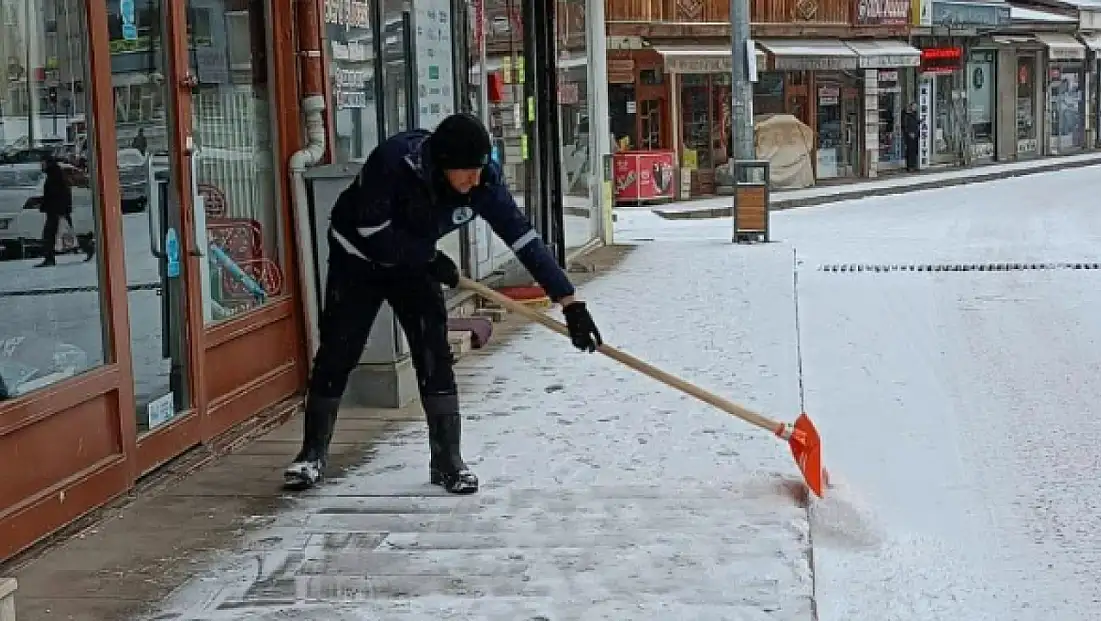 Oltu Belediyesi Ekipleri Karla Mücadelede Sahada