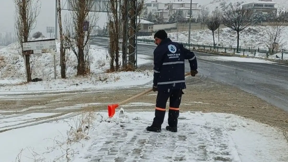 Oltu Belediyesi’nden Buzlanmaya Karşı Erken Saatlerde Müdahale