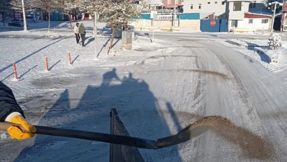 Oltu Belediyesi’nden Kaldırım ve Yollarda Karla Mücadele Çalışması