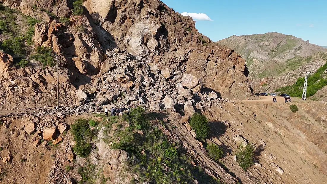 Oltu’da heyelan tehlikesi bitmiyor: Dev kayalar yolu kapattı