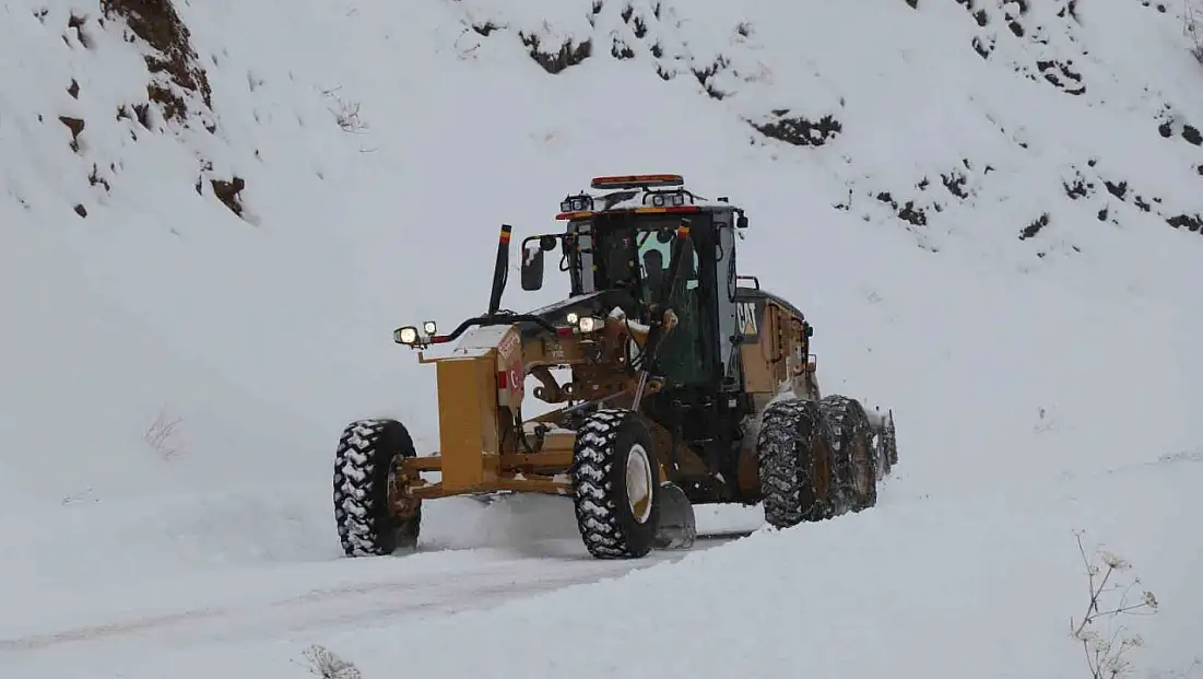 Oltuda karla kapanan yollar için yoğun mesai