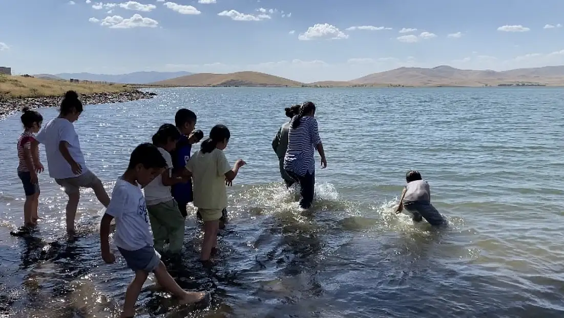 Patnos'ta tehlikeli serinlik: Çocuklar baraj sularına akın etti