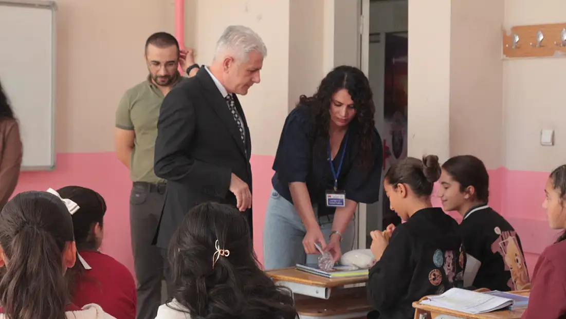 Sabahın ilk saatlerinde sınıfa girdi, öğrencilerle deneye katıldı