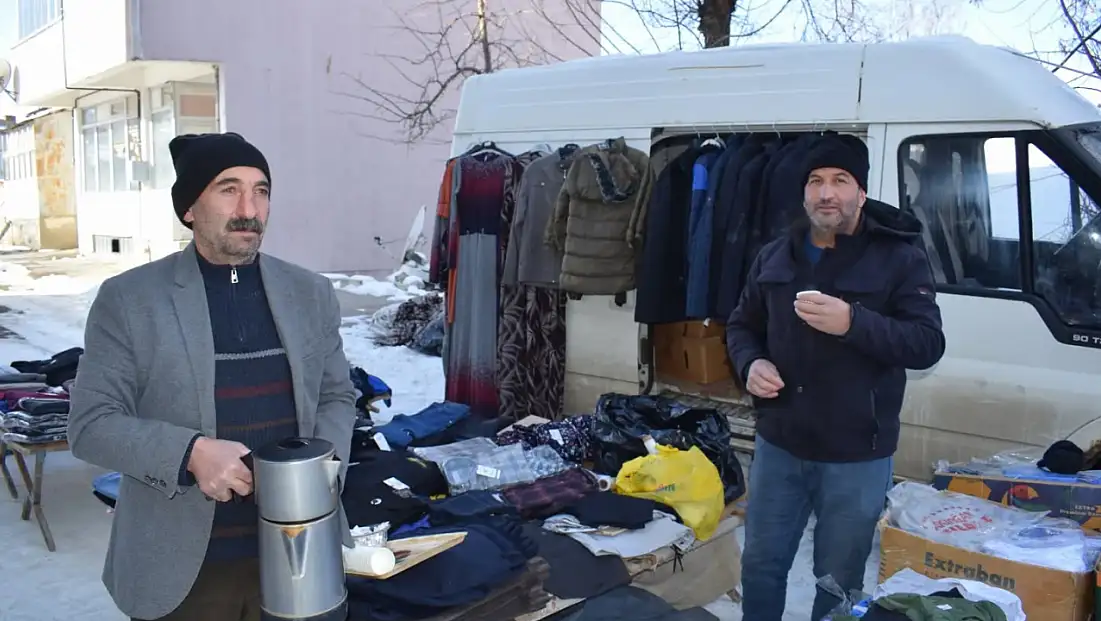 Şenkaya Belediyesi’nden Pazarcı Esnafına Sıcak Çay İkramı