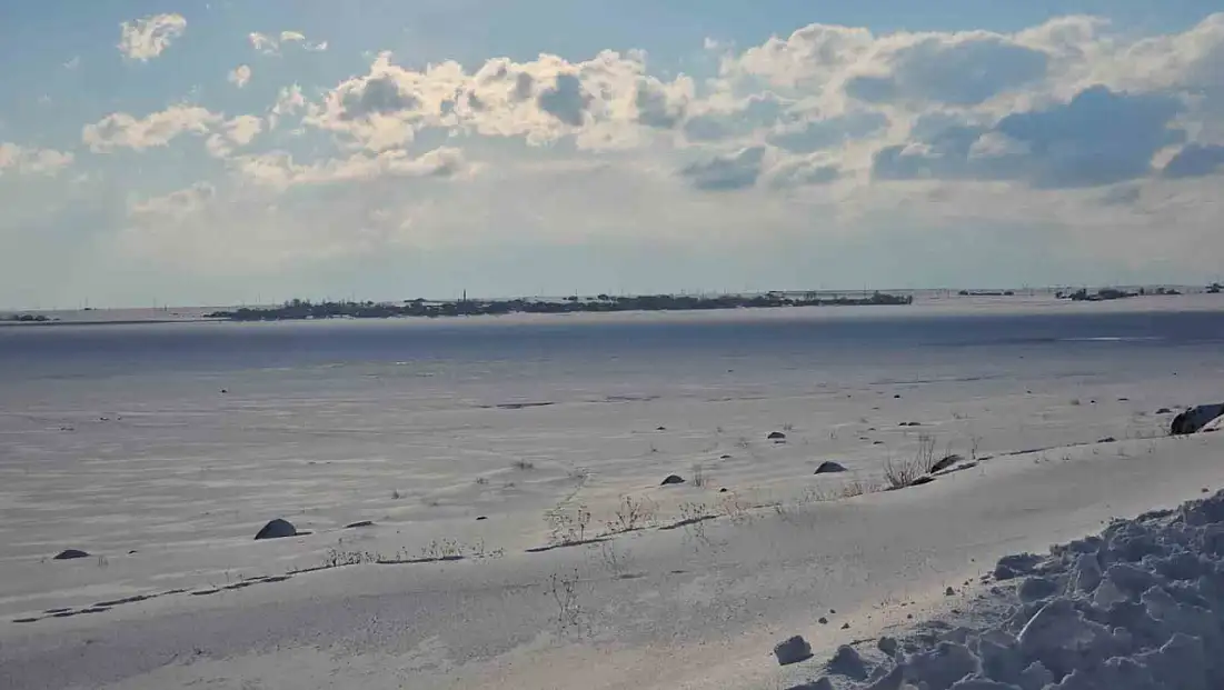 Sert kış Arin Gölü’nü dondurdu