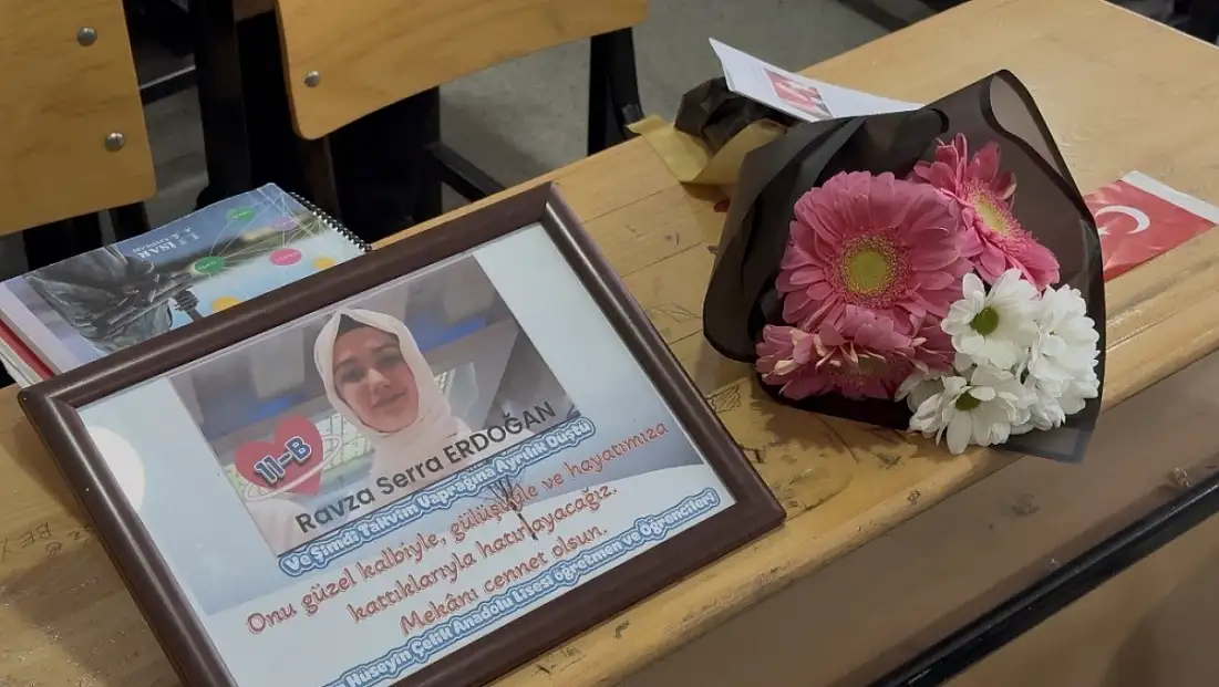 Sınıfında çiçeklerle anıldı: Ravza Erdoğan unutulmadı